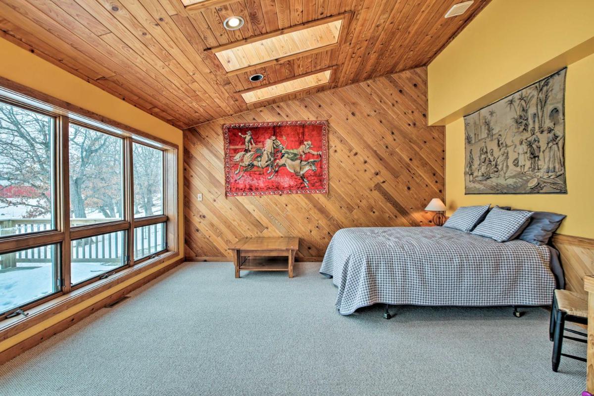 Updated Cabin on 7 Acres - Day Trip to Lake Geneva - Housity