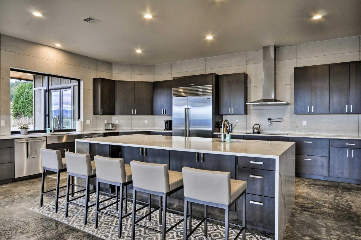 Luxury Home with Views - 5 Min to Columbia River - Housity