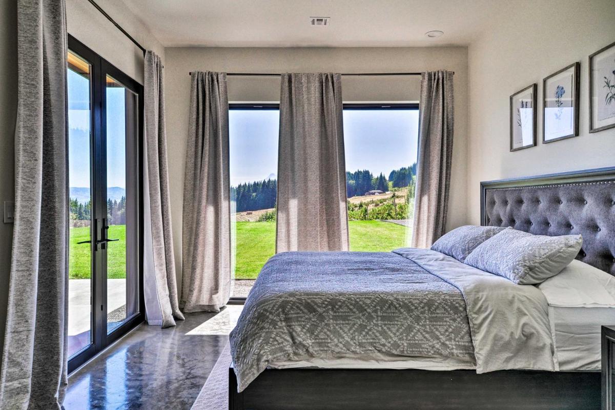 Luxury Home with Views - 5 Min to Columbia River - Housity
