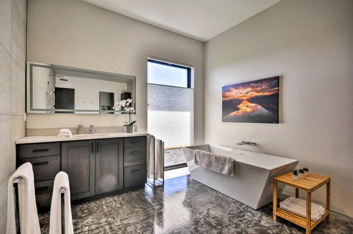 Luxury Home with Views - 5 Min to Columbia River - Housity