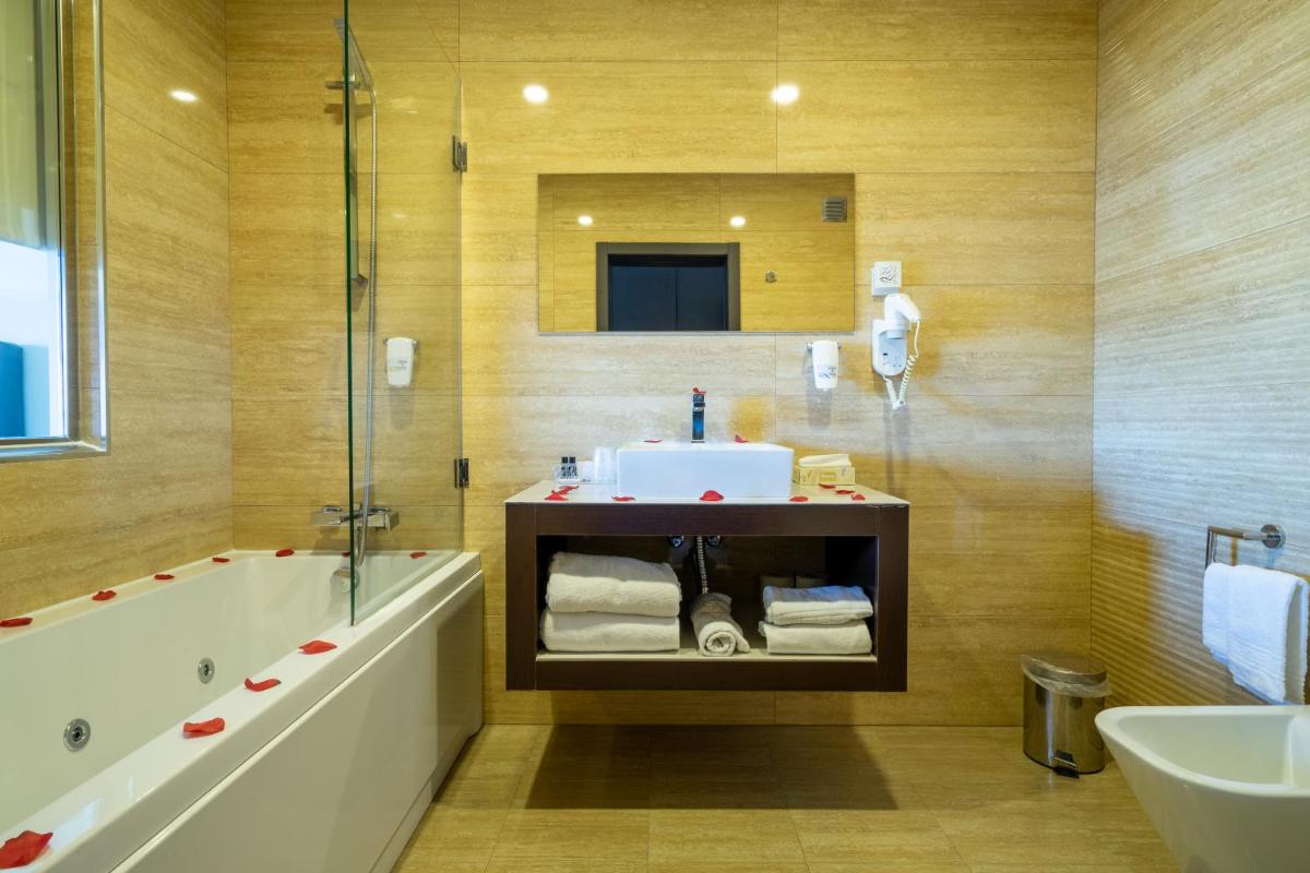 Uma casa de banho em Hotel de Ilhavo Plaza & Spa