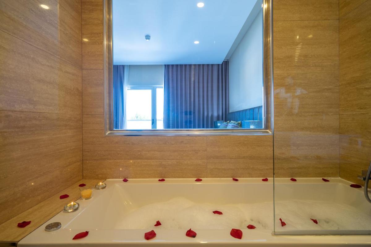 Uma casa de banho em Hotel de Ilhavo Plaza & Spa