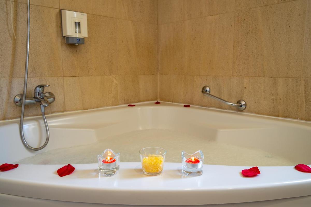 Uma casa de banho em Hotel de Ilhavo Plaza & Spa