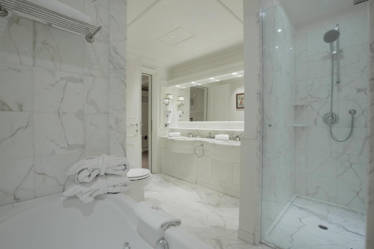Salle de bains dans l'établissement Grand Hôtel des Alpes