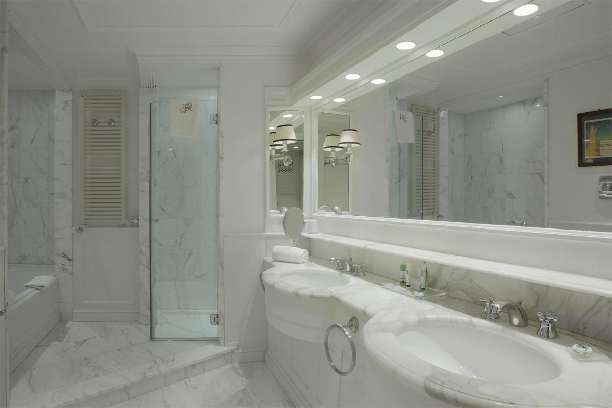 Salle de bains dans l'établissement Grand Hôtel des Alpes