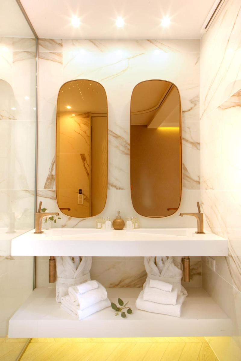 Salle de bains dans l'établissement Hôtel Marinca & Spa