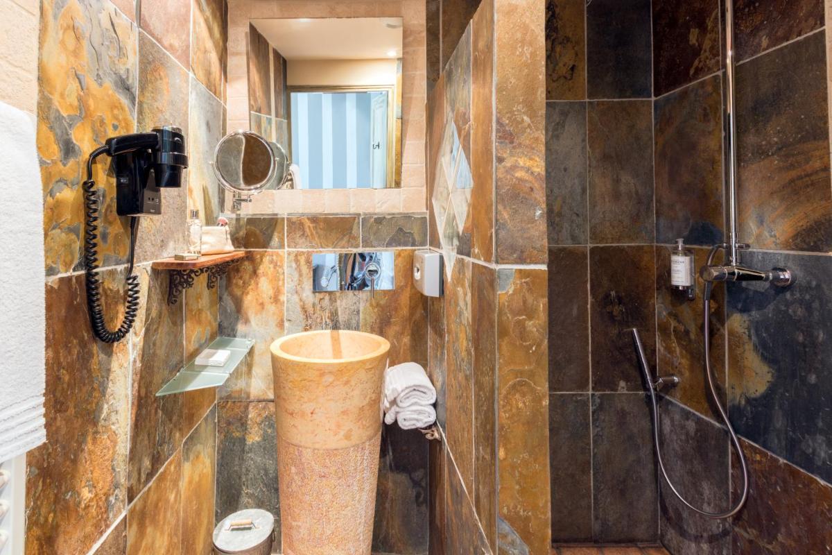 Salle de bains dans l'établissement Hôtel-Spa Le Saint Cirq