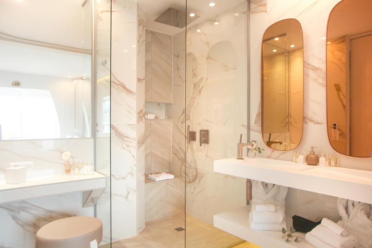 Salle de bains dans l'établissement Hôtel Marinca & Spa