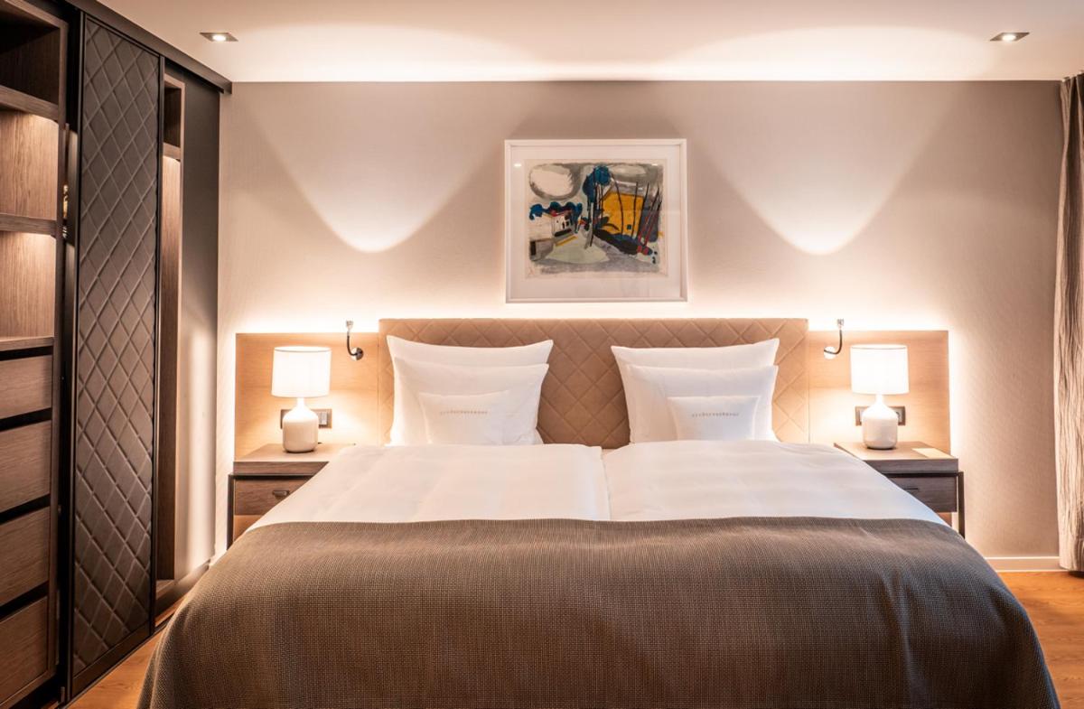 Ein Bett oder Betten in einem Zimmer der Unterkunft Der Öschberghof - Die 101 besten Hotels