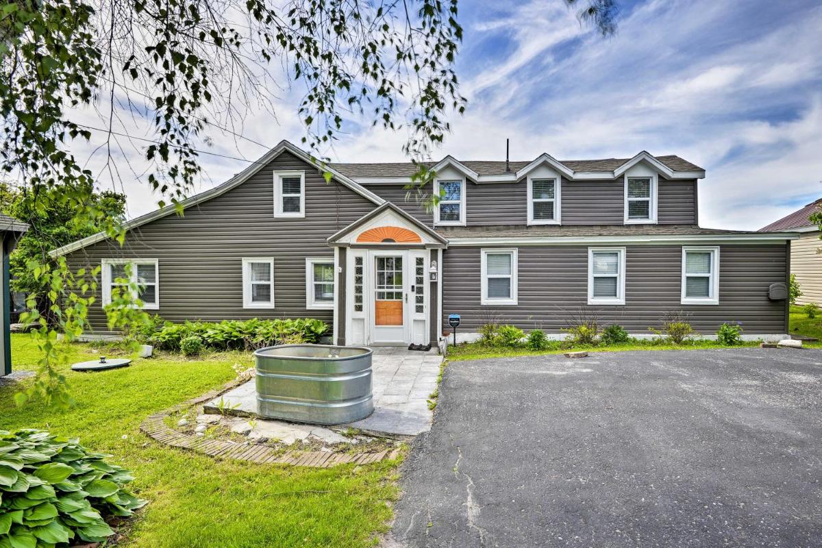 Family Cottage on Chaumont Bay, Walk Downtown - Housity