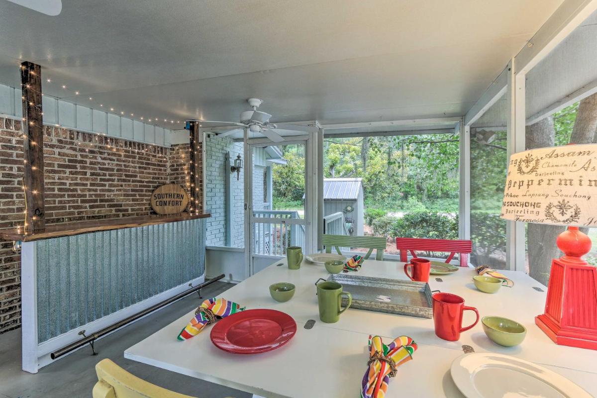 1 Mi to Old Town Bluffton Home with Screened Porch - Housity