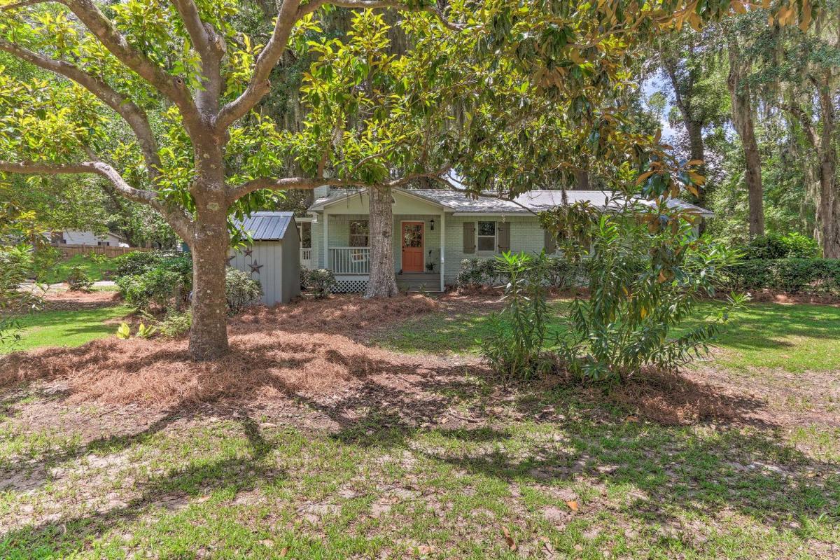 1 Mi to Old Town Bluffton Home with Screened Porch - Housity