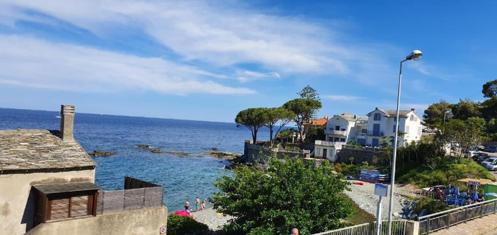 VILLA LES PIEDS DANS L'EAU - Housity