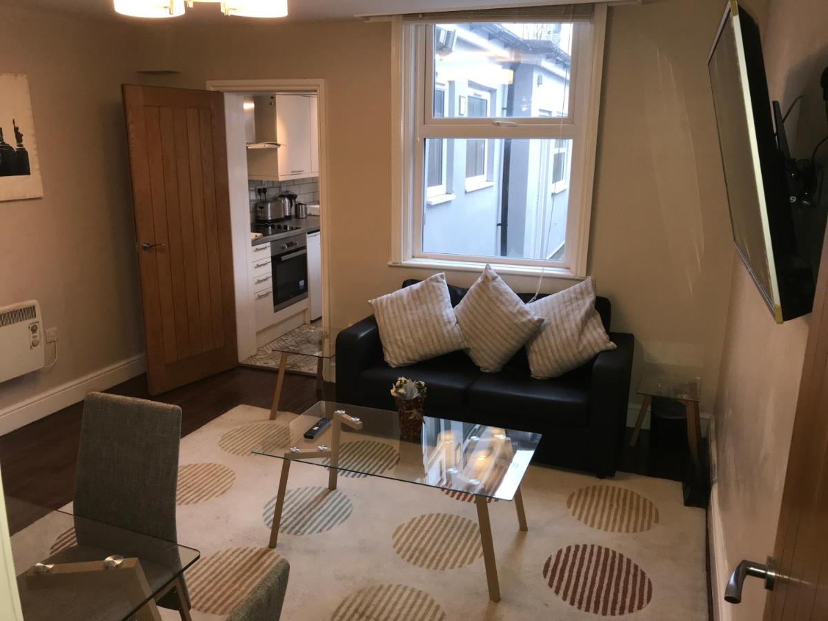 Ground Floor Contemporary 1 Bed Apartment - Housity