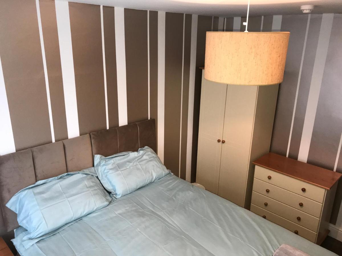 Ground Floor Contemporary 1 Bed Apartment - Housity
