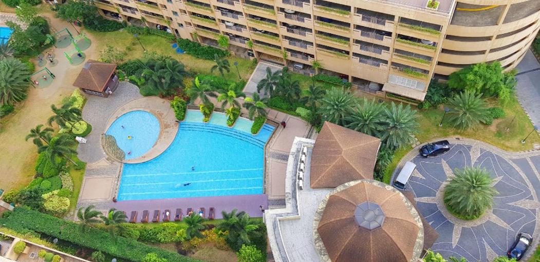 3415 HoliStay Manila 1-Bedroom Condo with NETFLIX and Balcony - Housity