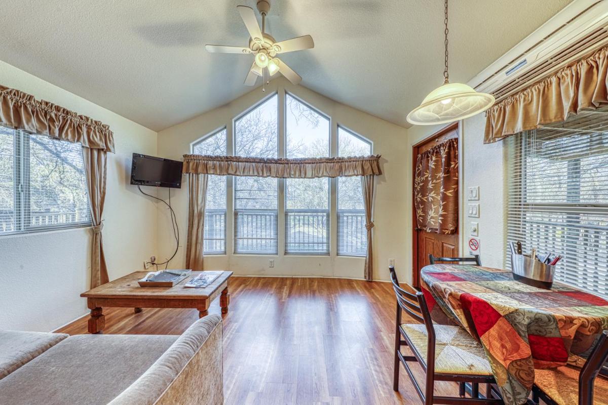 The Pecan @ Mendelbaum Winery Guest Cabins - Housity