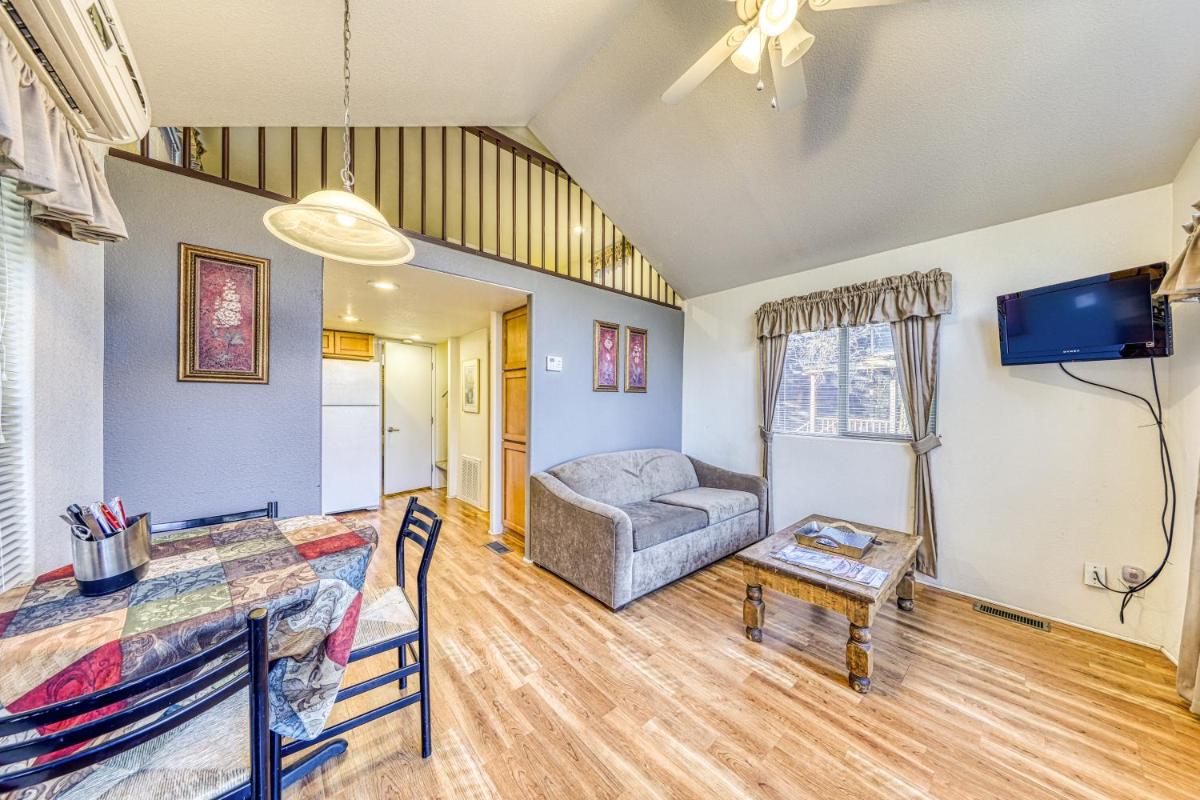 The Pecan @ Mendelbaum Winery Guest Cabins - Housity