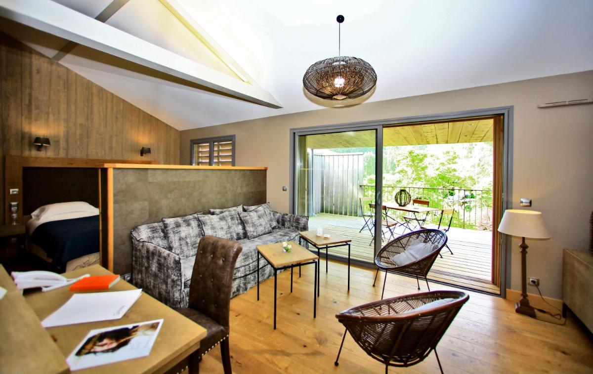 Coin salon dans l'établissement Les Glycines - Hôtel & Spa - Teritoria