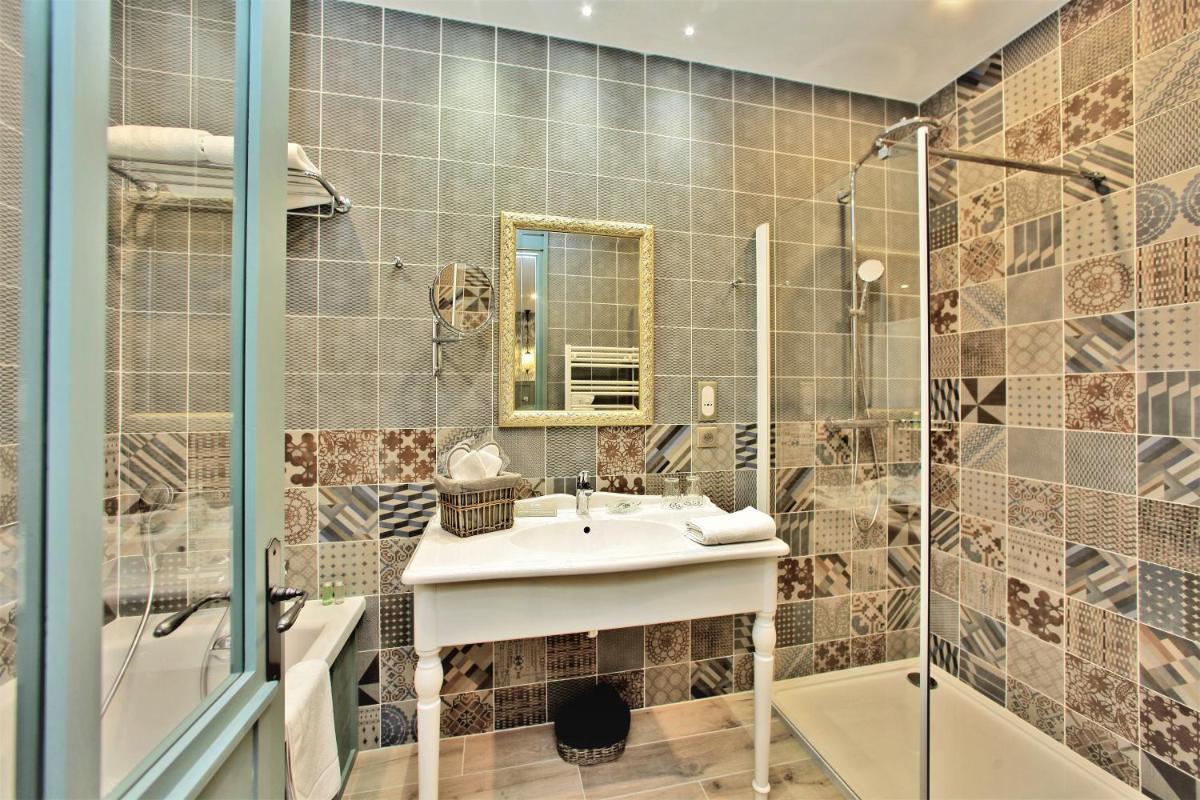 Salle de bains dans l'établissement Les Glycines - Hôtel & Spa - Teritoria