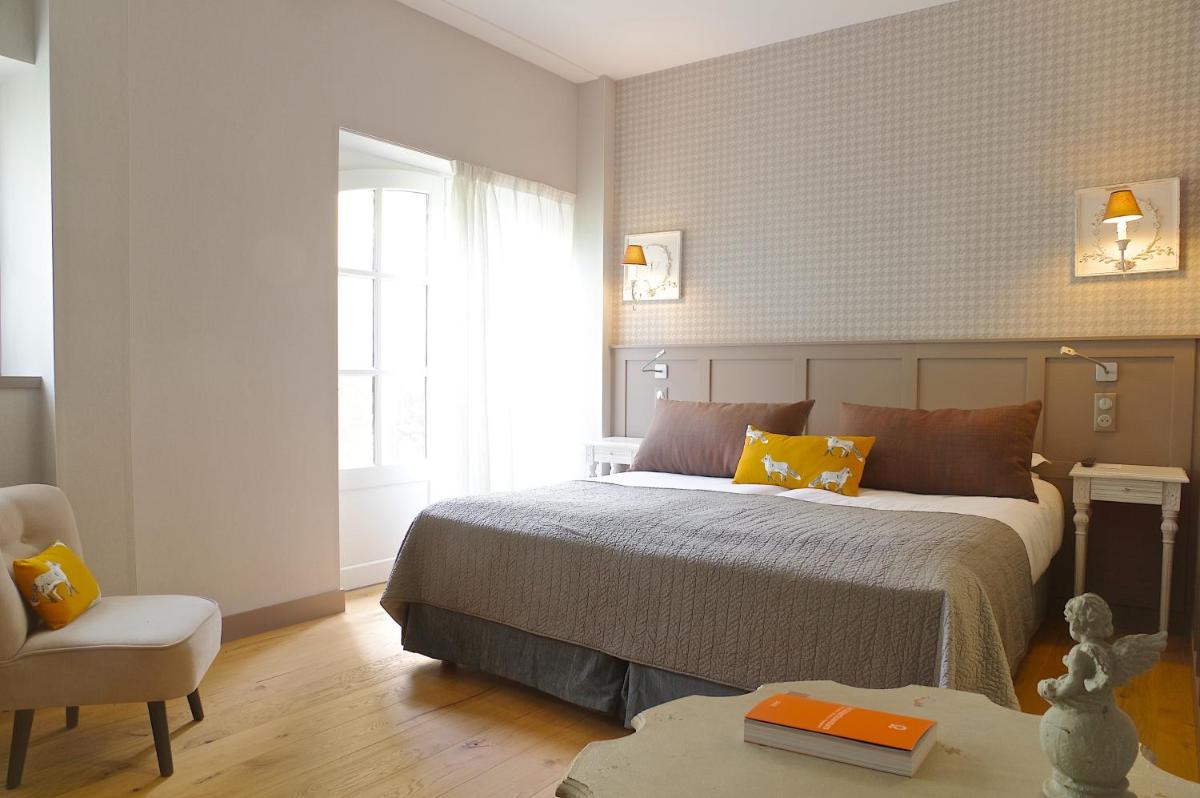 Un ou plusieurs lits dans un hébergement de l'établissement Les Glycines - Hôtel & Spa - Teritoria