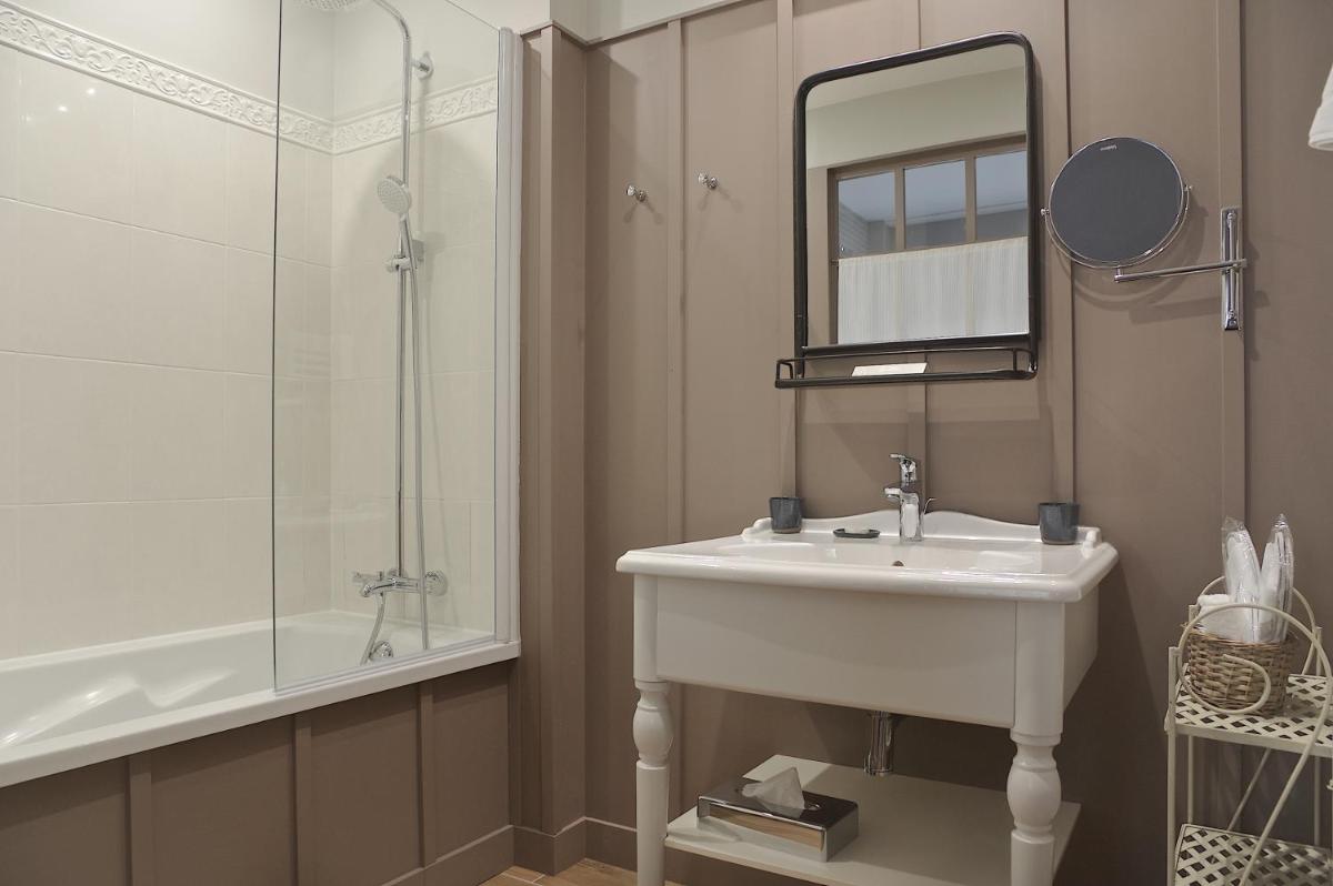 Salle de bains dans l'établissement Les Glycines - Hôtel & Spa - Teritoria