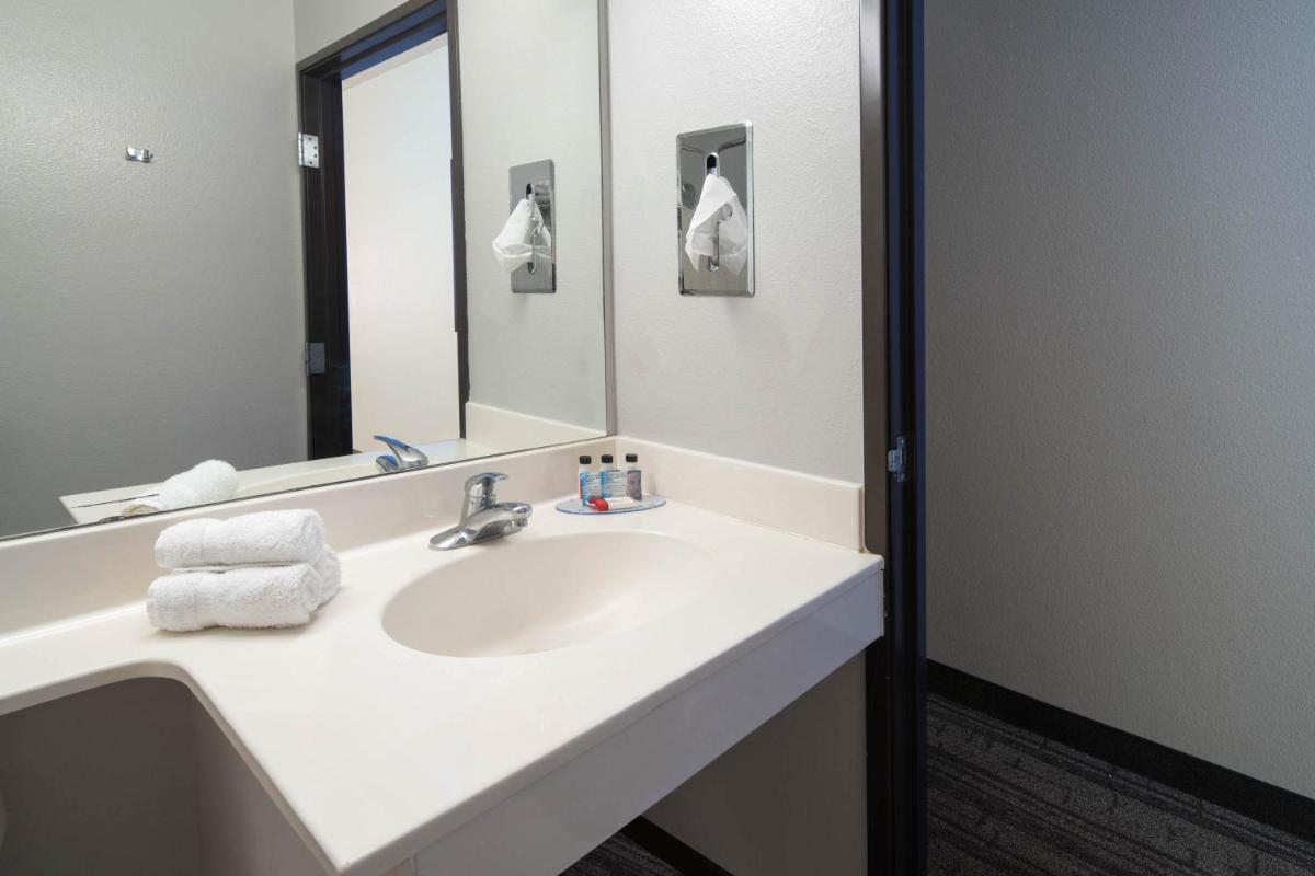 Baymont by Wyndham Las Vegas South Strip - Housity