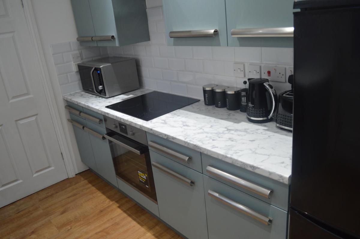 9 bed house (7 Mins) 2 miles from Newcastle centre - Housity