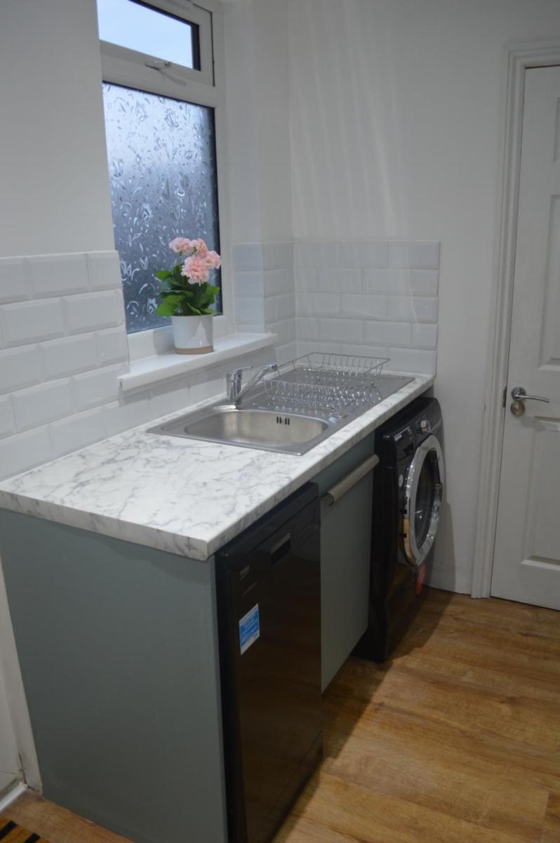9 bed house (7 Mins) 2 miles from Newcastle centre - Housity