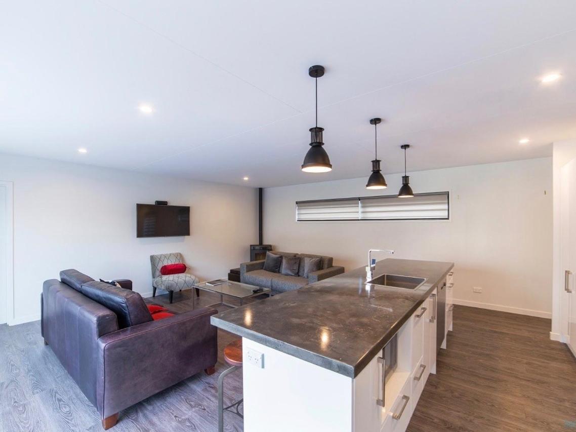 Suitetrails - Central Spa Escape - Queenstown Apartment F2