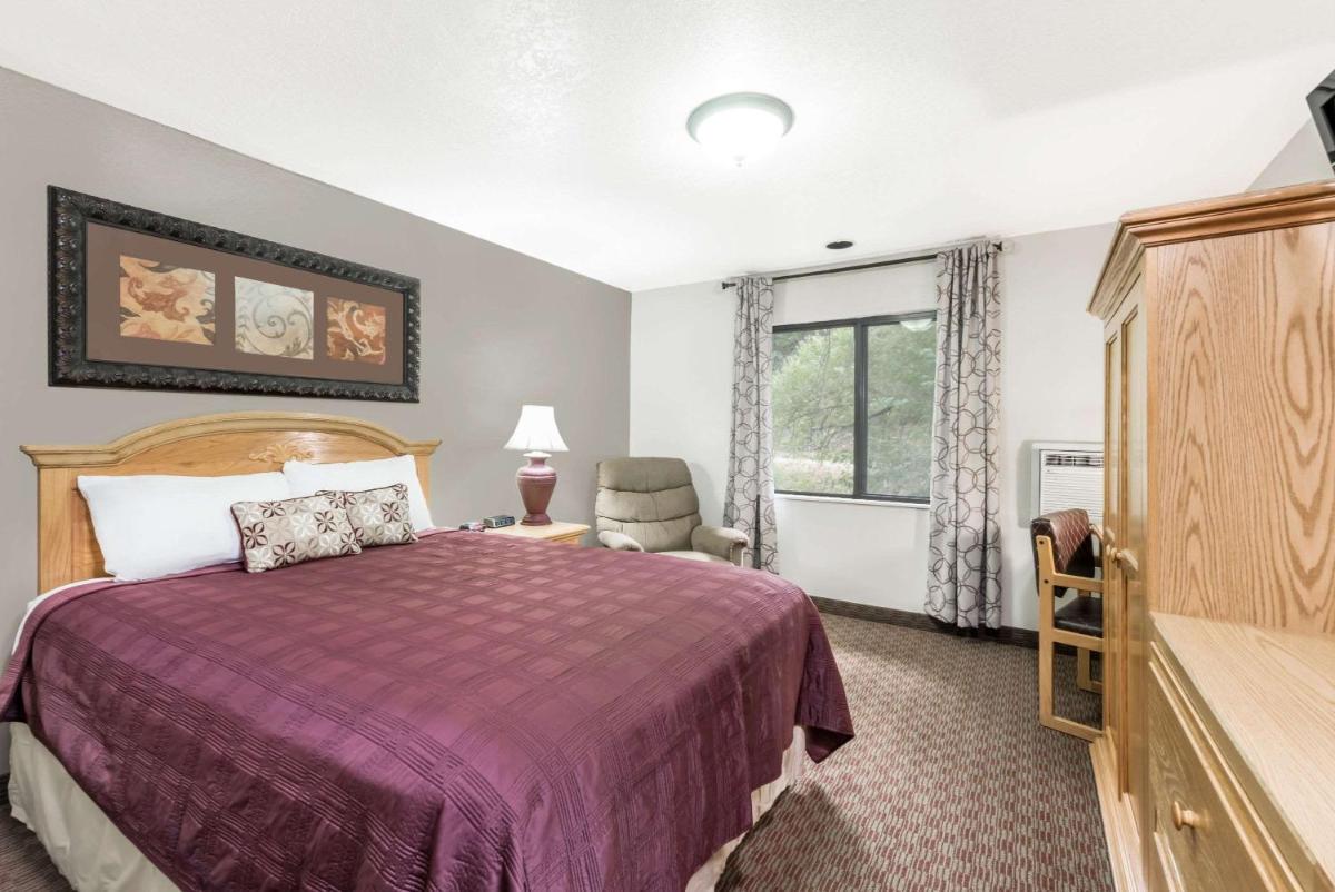 Super 8 by Wyndham Deadwood Black Hills Area - Housity