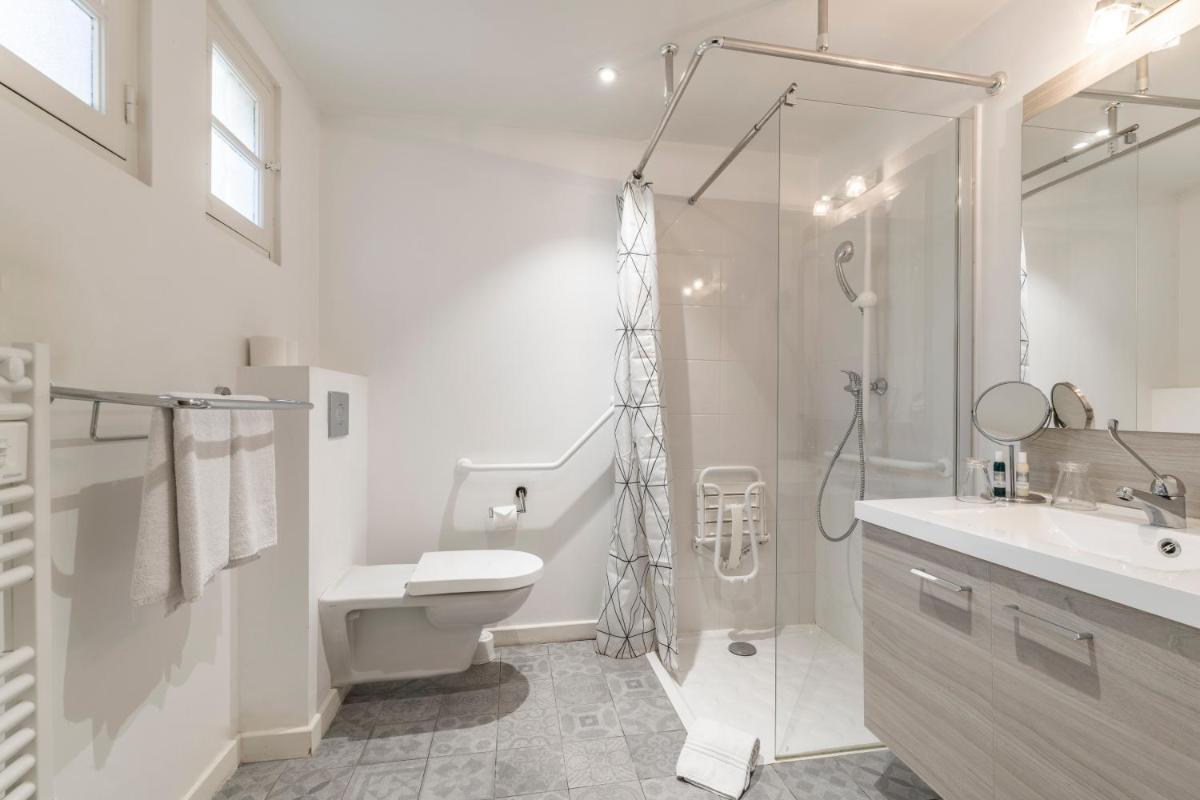 une salle de bain avec une douche, des toilettes et un lavabo dans l'établissement La Résidence du Bailli, à Rayol-Canadel-sur-Mer 122 autres photos