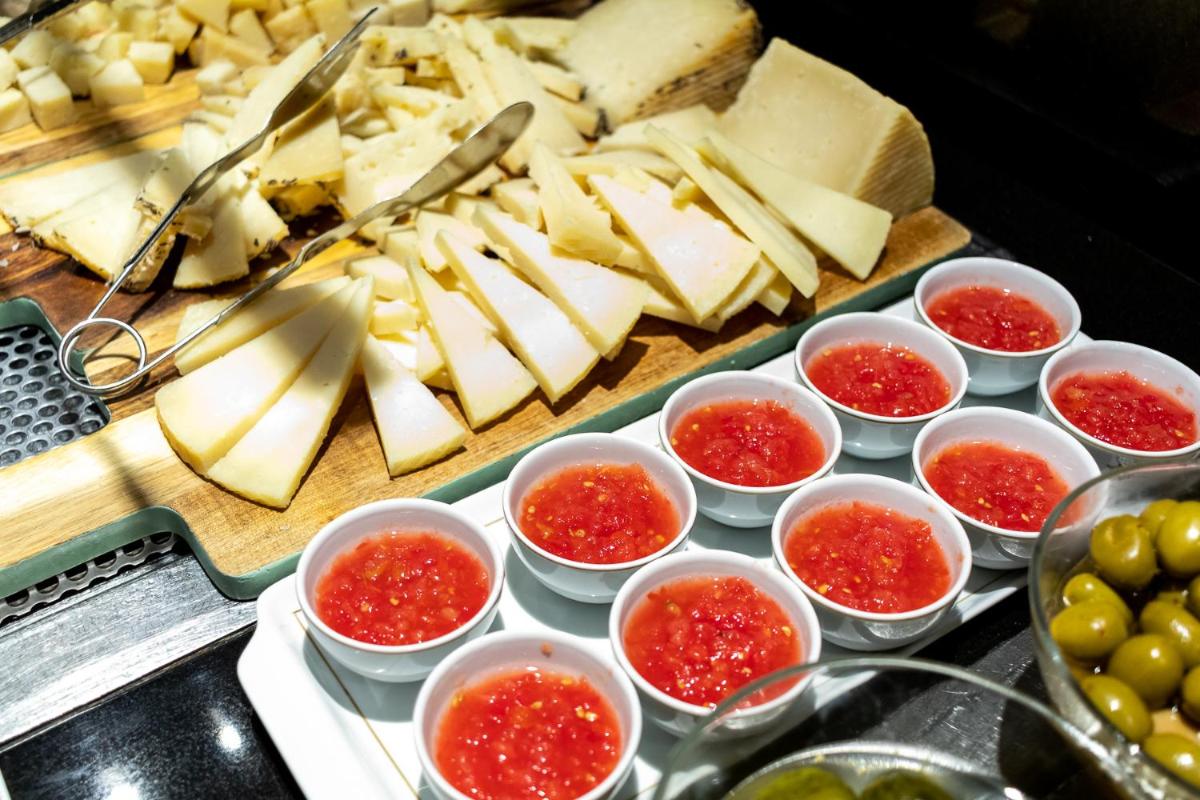 Comida en o cerca de este hotel