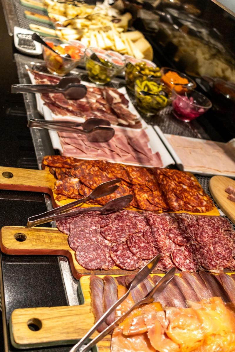 Comida en o cerca de este hotel