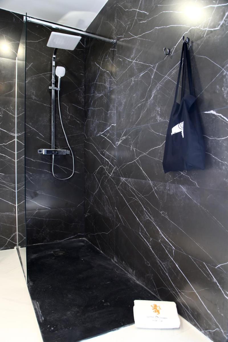 Salle de bains dans l'établissement Hôtel du Barry Resort & Spa