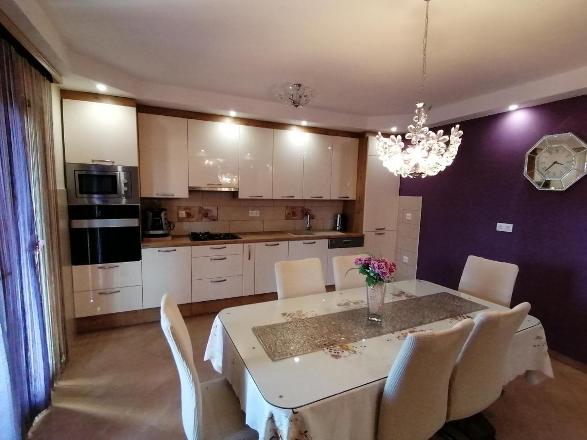 Holiday house Rončević 50 m from sea A1 - Housity