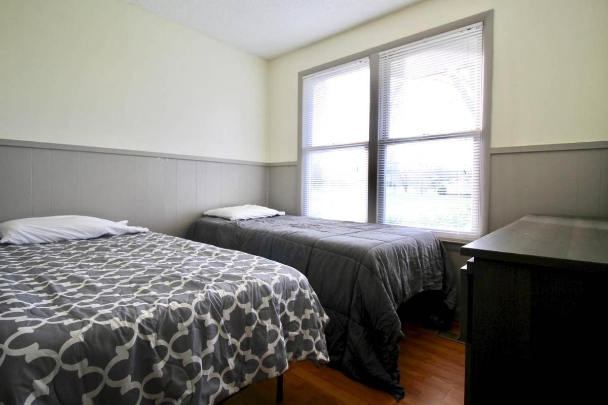20 Minutes to Broadway and Fenced back Yard - Housity