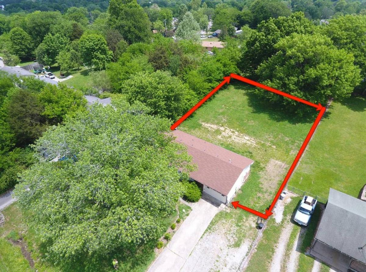 20 Minutes to Broadway and Fenced back Yard - Housity