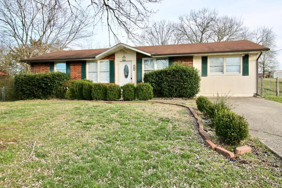 20 Minutes to Broadway and Fenced back Yard - Housity