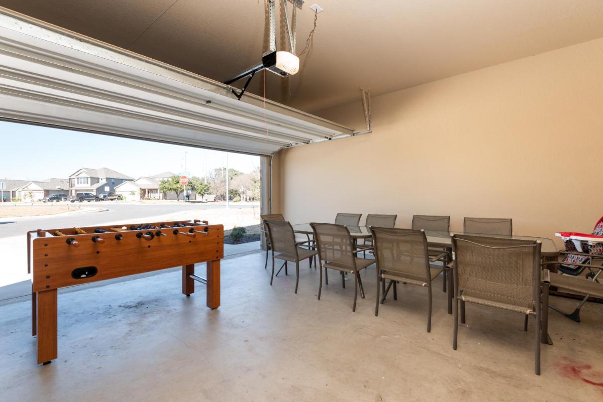 Lackland Landing - A Birdy Vacation Rental - Housity