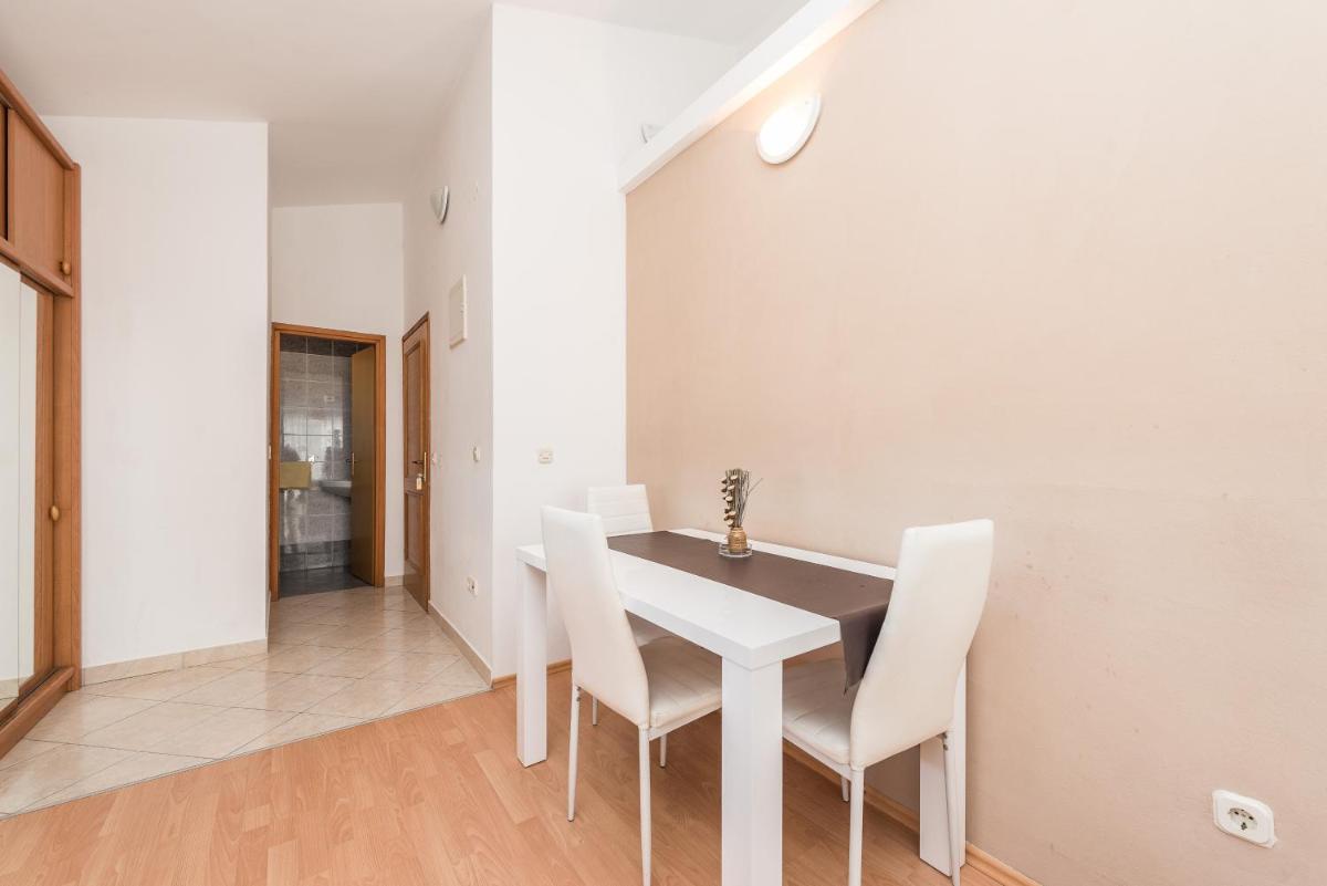Apartments Danijela 1 - Housity