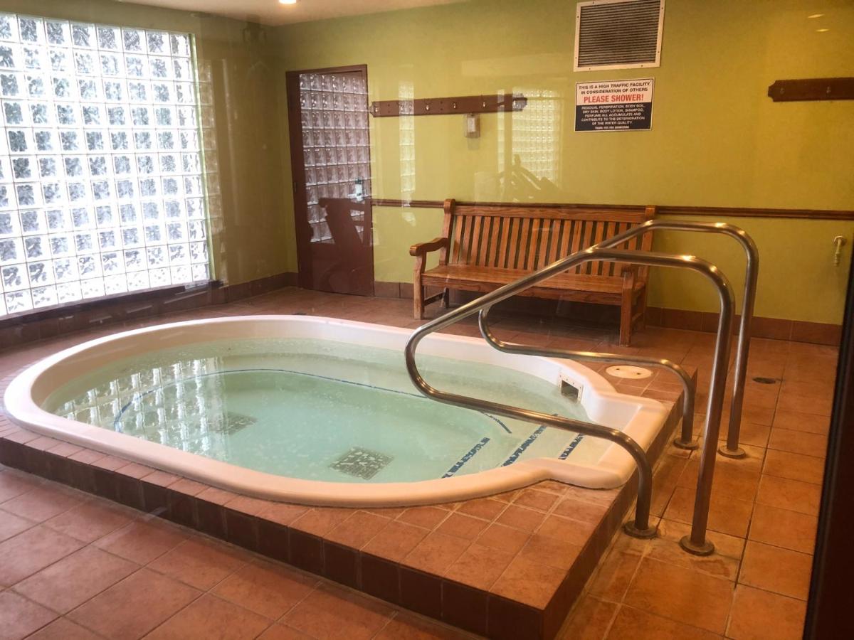 Town Plaza Suites by Golden Dreams - Housity