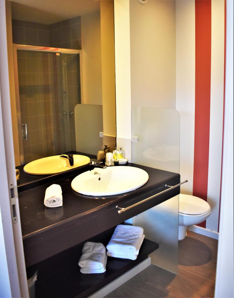Salle de bains dans l'établissement Hotel Corrieu