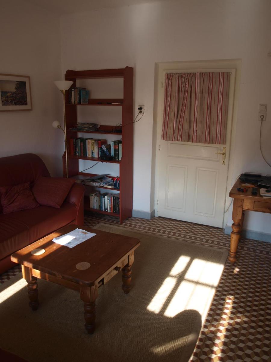 Rozsa Haz - Housity