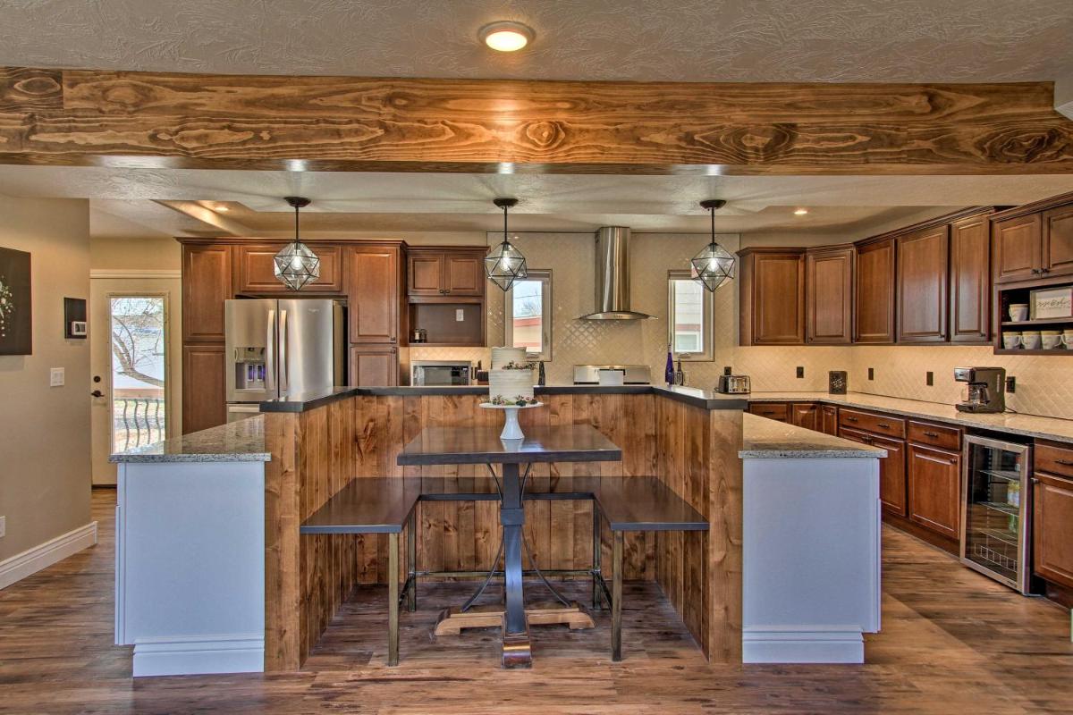 Spacious Home with Hot Tub, about 3 Mi to Giant Springs! - Housity
