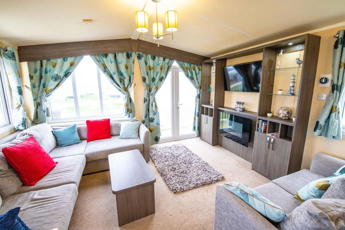 Big Skies Platinum Plus Holiday Home with Wifi, Netflix, Dishwasher, Decking - Housity