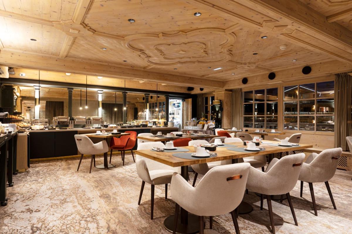 Restaurant ou autre lieu de restauration dans l'établissement Hotel Le Chabichou