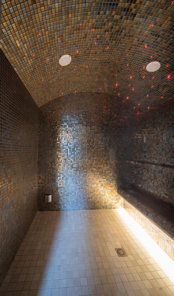 une pièce avec un sol carrelé et un plafond avec des lumières dans l'établissement Brame de Sologne, à Muides-sur-Loire