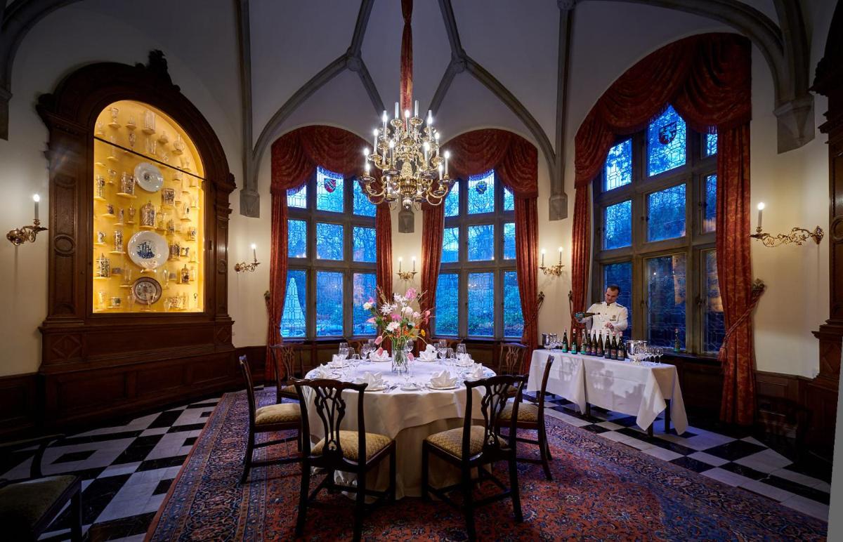 Ein Restaurant oder anderes Speiselokal in der Unterkunft Schlosshotel Kronberg - Hotel Frankfurt