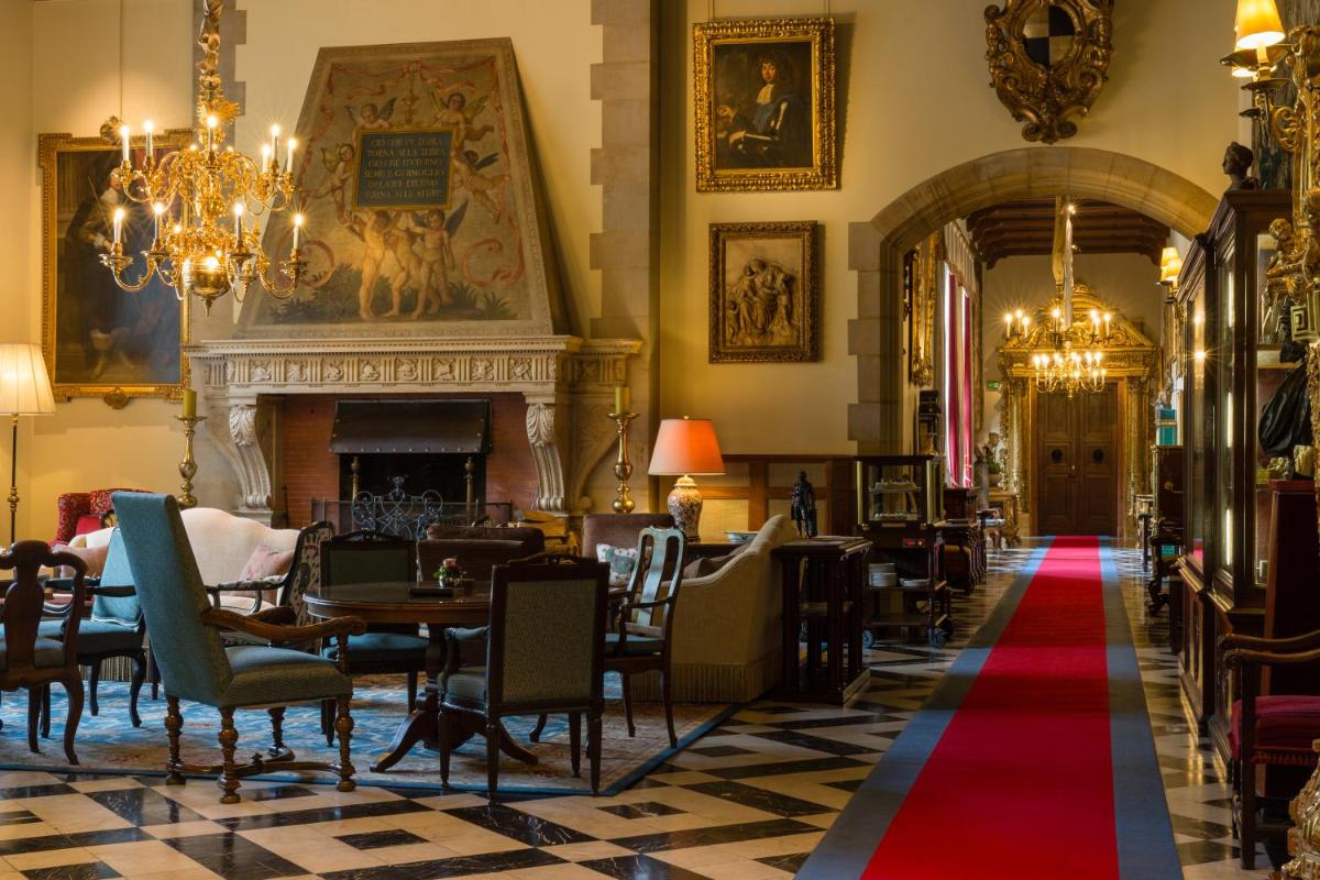 Ein Sitzbereich in der Unterkunft Schlosshotel Kronberg - Hotel Frankfurt